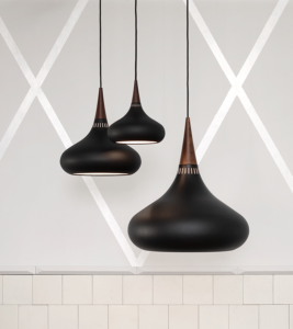 Fritz Hansen Orient P2 pendel i klassisk design med elegant metaltop og varm lysfordeling.