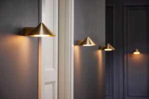 Frandsens grasp lampe i guld - giver en sofistikeret varm belysning.