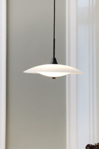Halo Design Baroni pendel med elegant opalglas og metaldetaljer, der giver et blødt og behageligt lys.