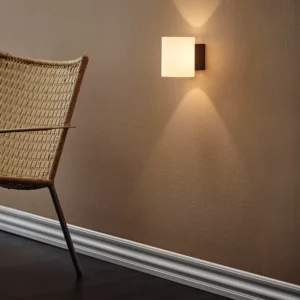 Herstal Evoke 1 væglampe med minimalistisk design og blødt, op- og nedadrettet lys til stemningsfuld belysning.