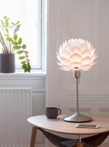 Umage Silvia bordlampe i unik skulpturel form, perfekt som stemningsbelysning i moderne indretning.