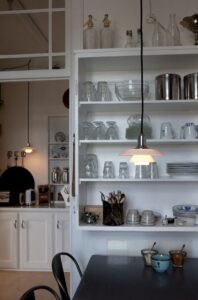PH 2/1 pendel fra Louis Poulsen hænger over et køkkenbord. Fås hos Lysmesteren Helsingør.