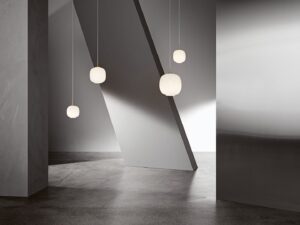 Radiohus pendler fra Louis Poulsen i et moderne interiør. Fås hos Lysmesteren Helsingør.