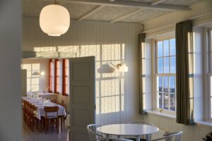 VL Ring Crown væglamper fra Louis Poulsen i et hyggeligt restaurantmiljø. Fås hos Lysmesteren Helsingør